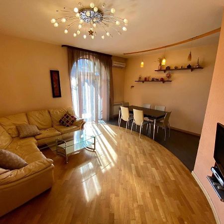 City Center Cute Flat 3 Rooms 예레반 외부 사진