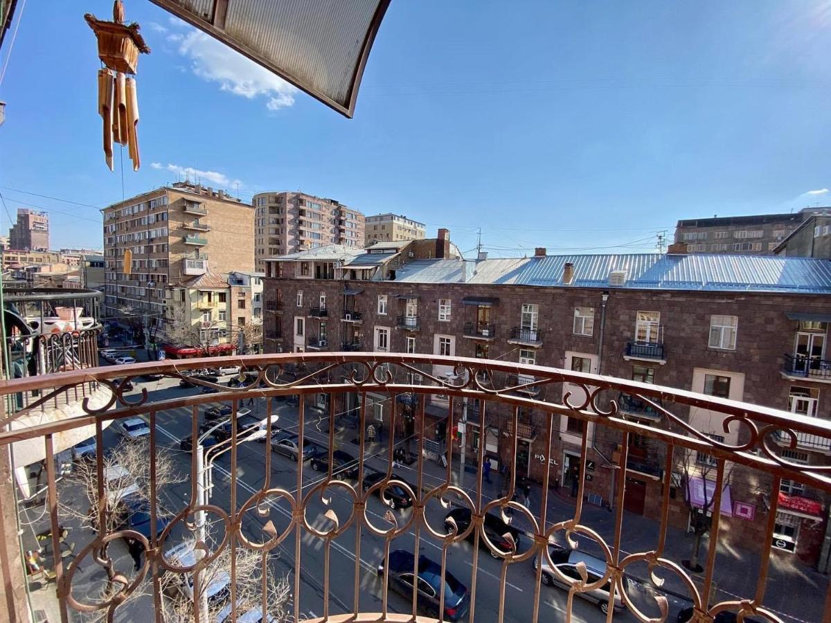 City Center Cute Flat 3 Rooms 예레반 외부 사진